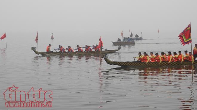 Hàng nghìn người cổ vũ đua thuyền rồng tại Hồ Tây ảnh 3